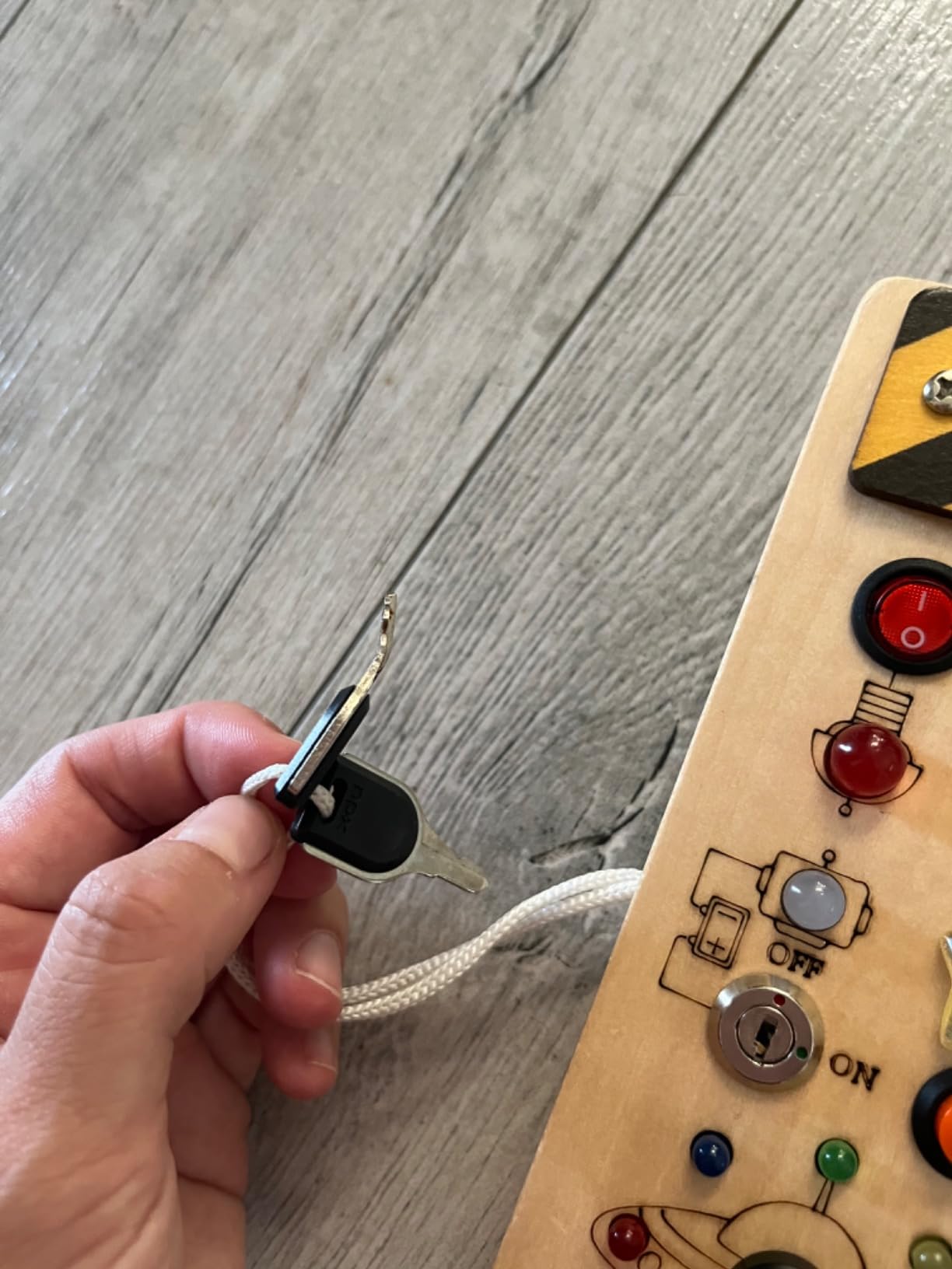WEARXI Busy Board Holzoptik LED Dinosaurier Sound