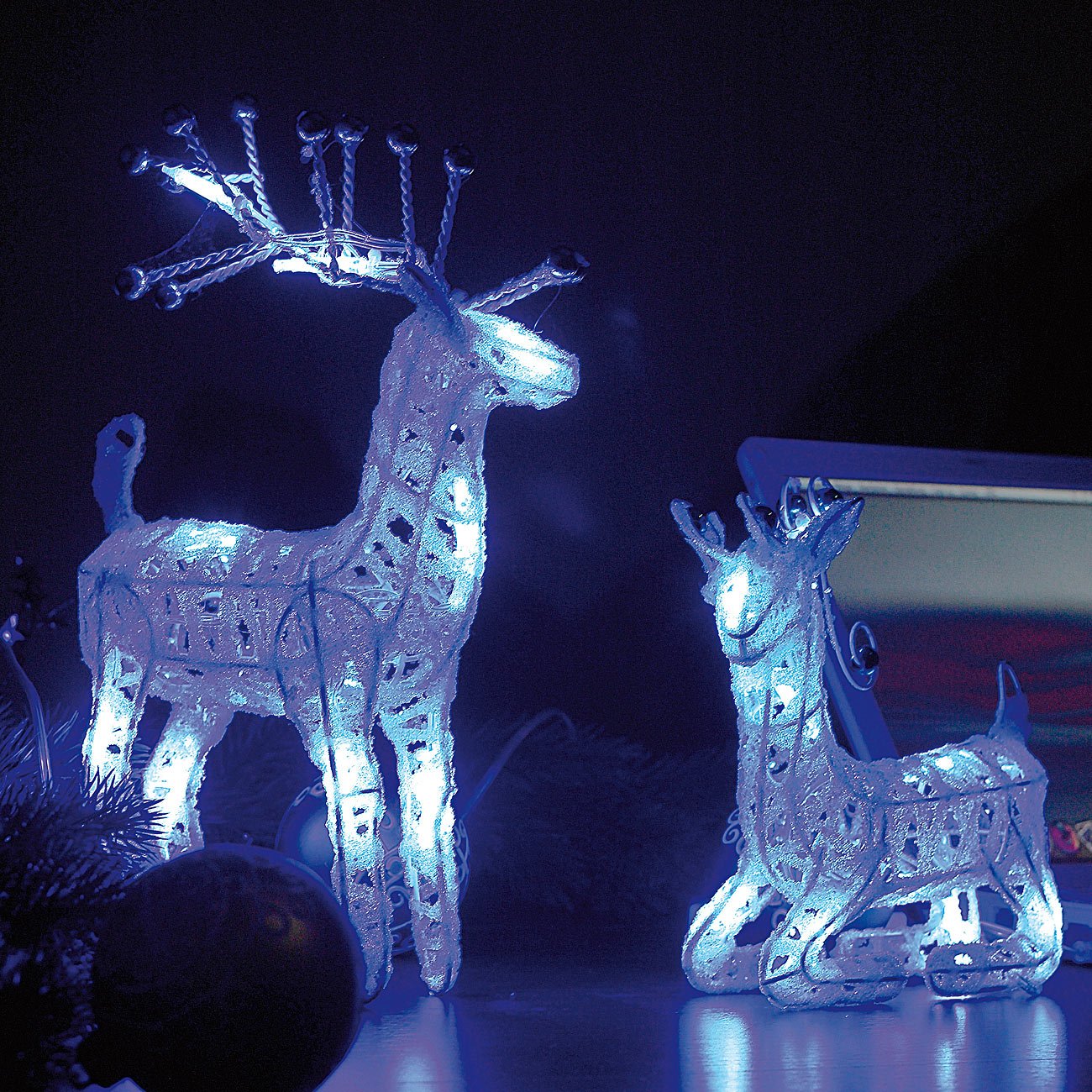 Lunartec Licht-Dekoration Rentier Dasher LED blau liegend