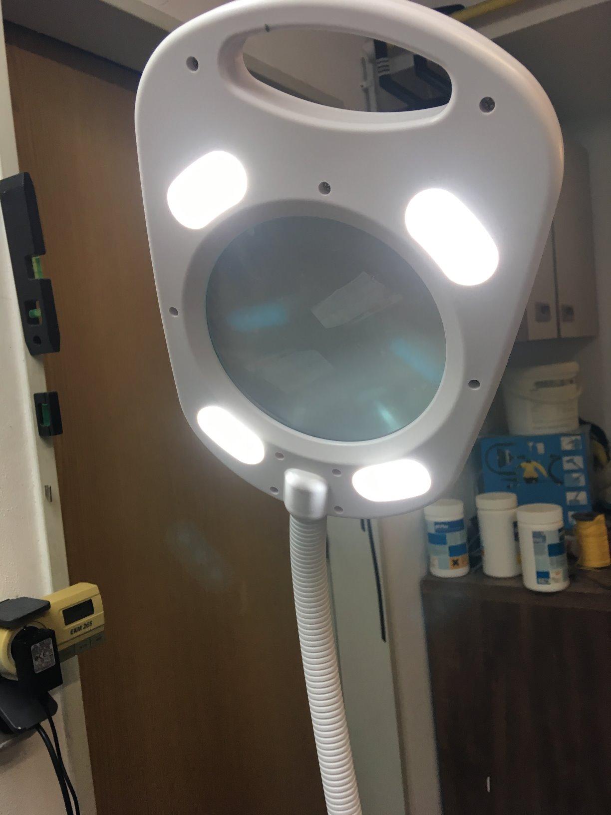 Lunartec LED-Uhren Glas-Lupenleuchte 5-fach 450 lm weiß