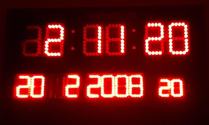 Lunartec LED-Uhren Funk-Wanduhr rot Datum Temperatur Metall