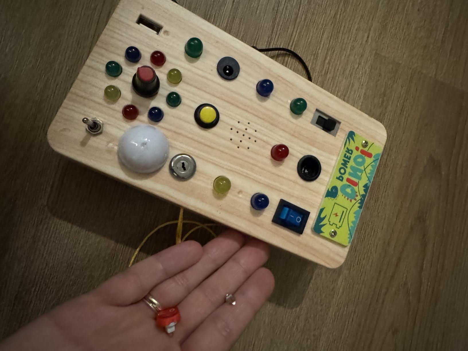 WEARXI Busy Board Holzoptik LED Dinosaurier Sound