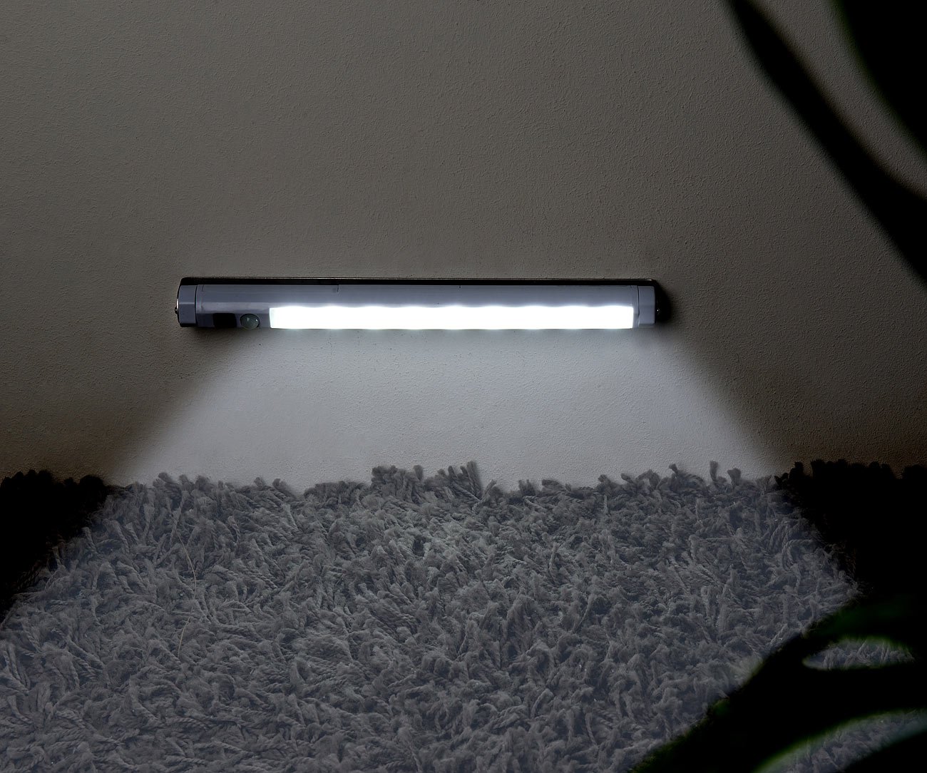 Lunartec Innenbeleuchtung Lichtleiste 9 LEDs mit Bewegungsmelder