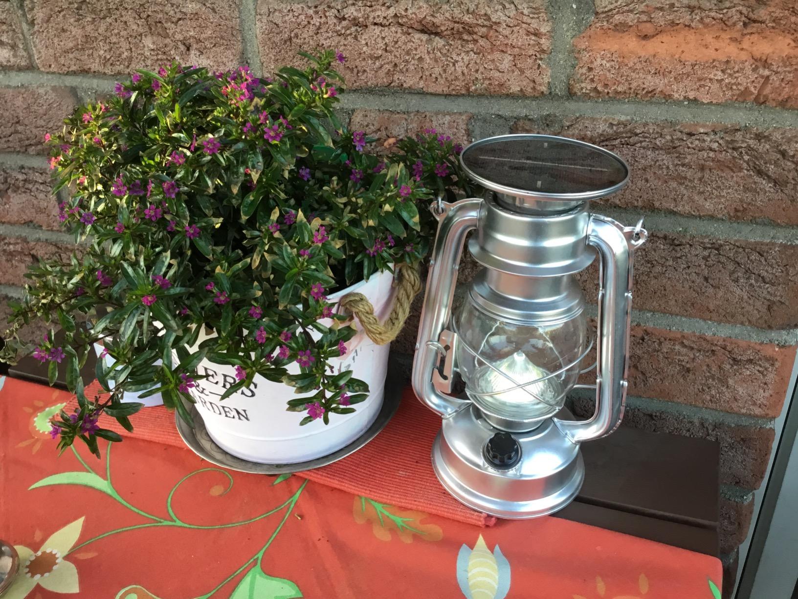 Lunartec Außenbeleuchtung Solar-LED-Sturmlampe 200 lm silber dimmbar