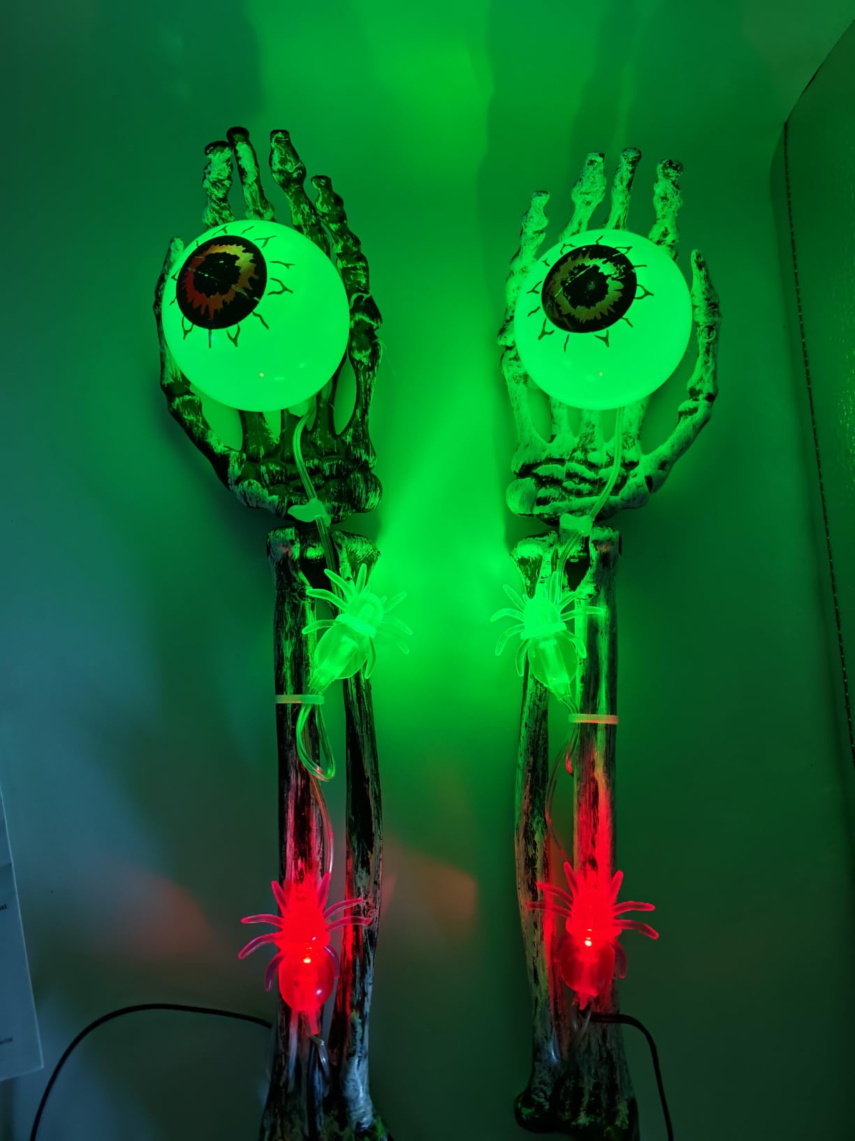 Qedertek Lighting Halloween Skelett-Hände Deko blau 2er-Set