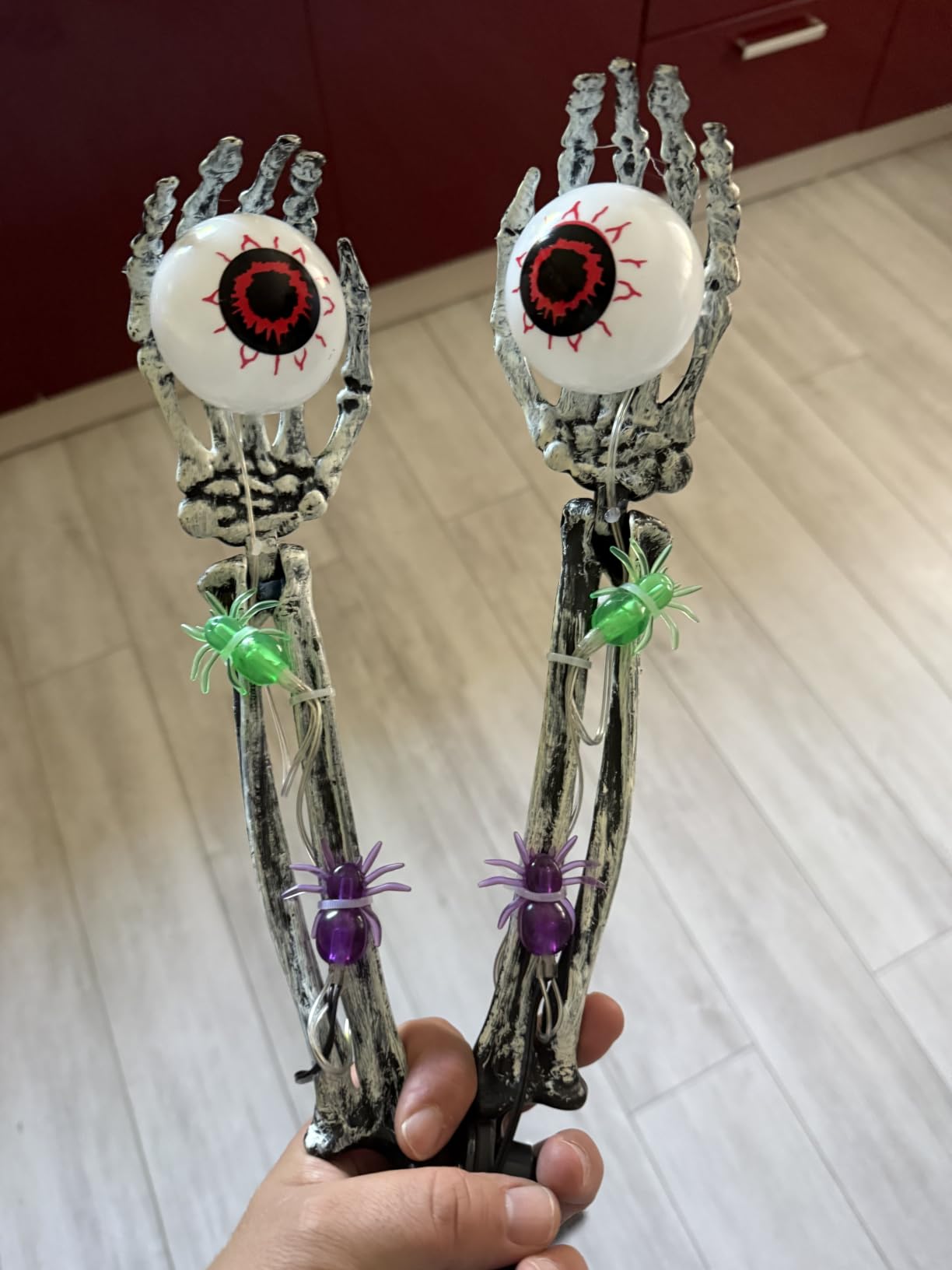 Qedertek Lighting Halloween Skelett-Hände Deko blau 2er-Set