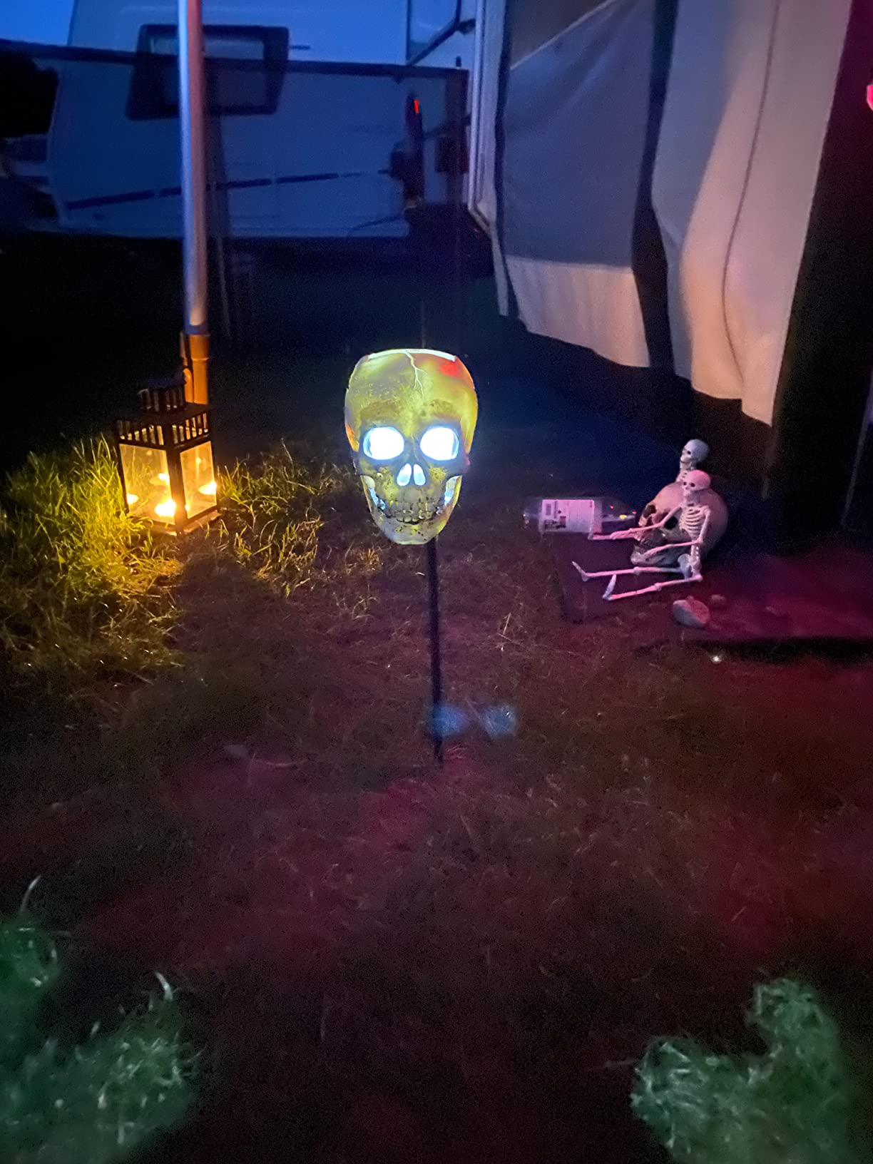 Lunartec Totenkopf Solar-Leuchte Garten gelbe LED IP44
