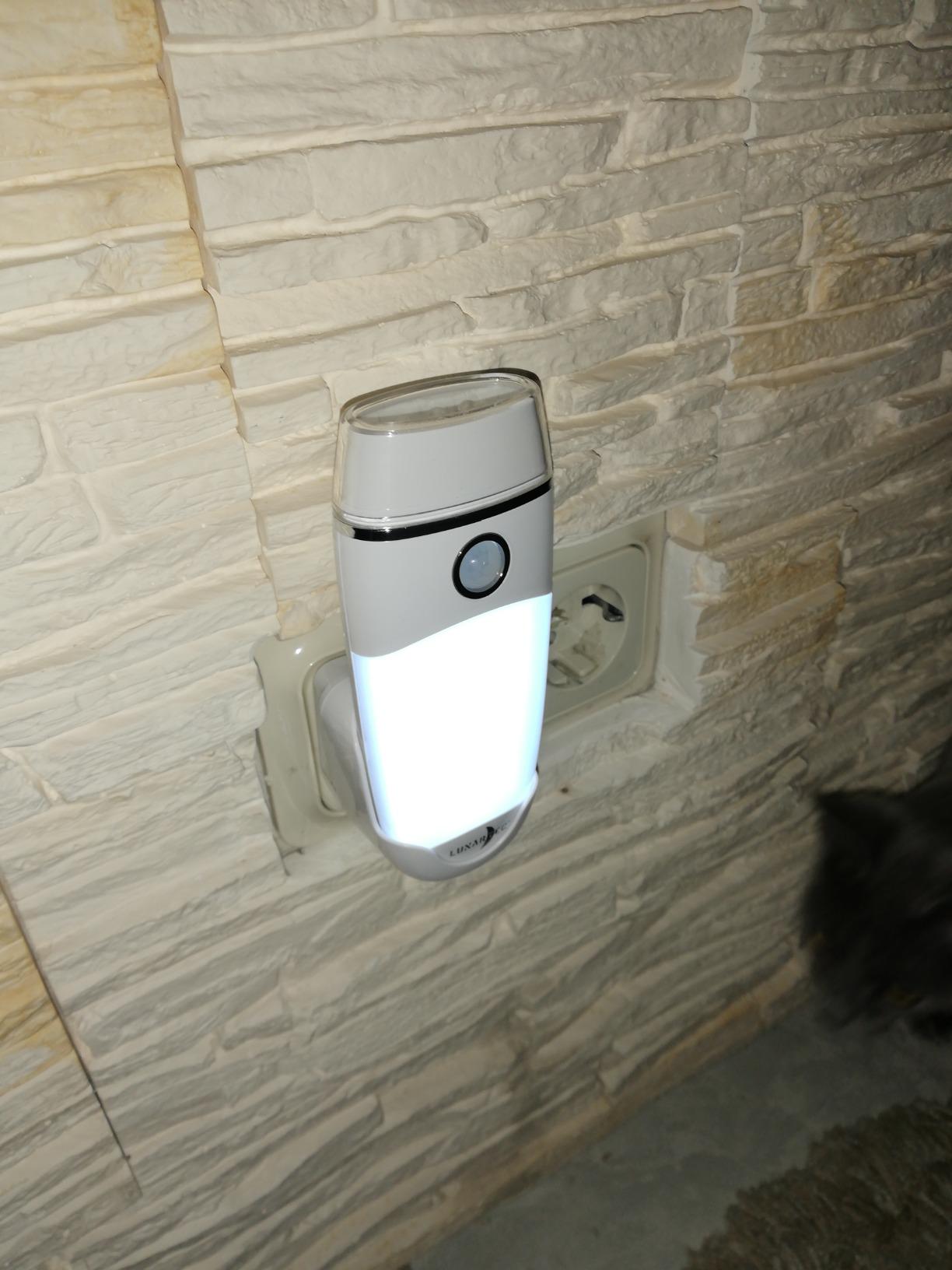 Lunartec 4in1 Steckdosenlampe Nachtlicht mit Akku