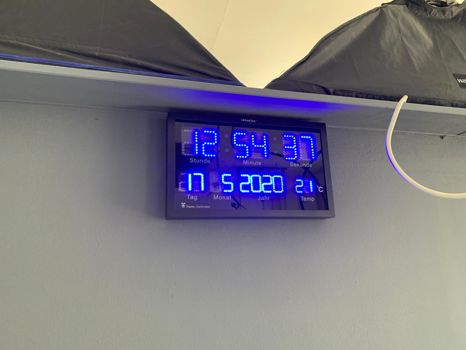 Lunartec Digitaluhr Funk LED blau Wand Tisch Datum