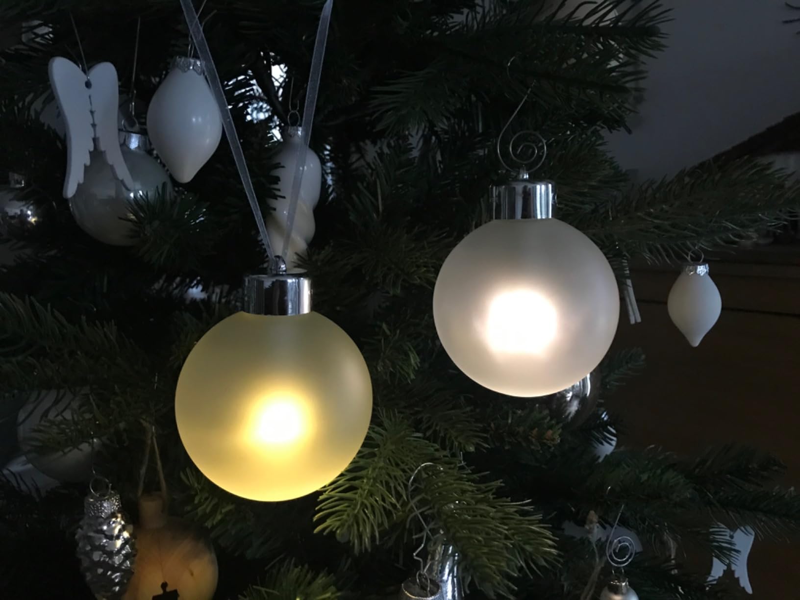 Lunartec Licht-Dekoration Weihnachtskugeln Glas weiß 6 Stück LED