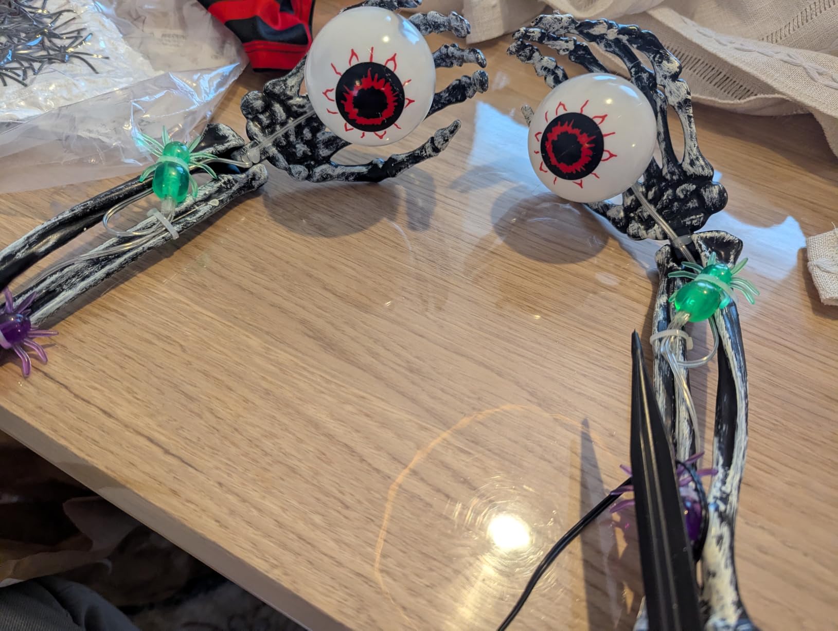 Qedertek Lighting Halloween Skelett-Hände Deko blau 2er-Set