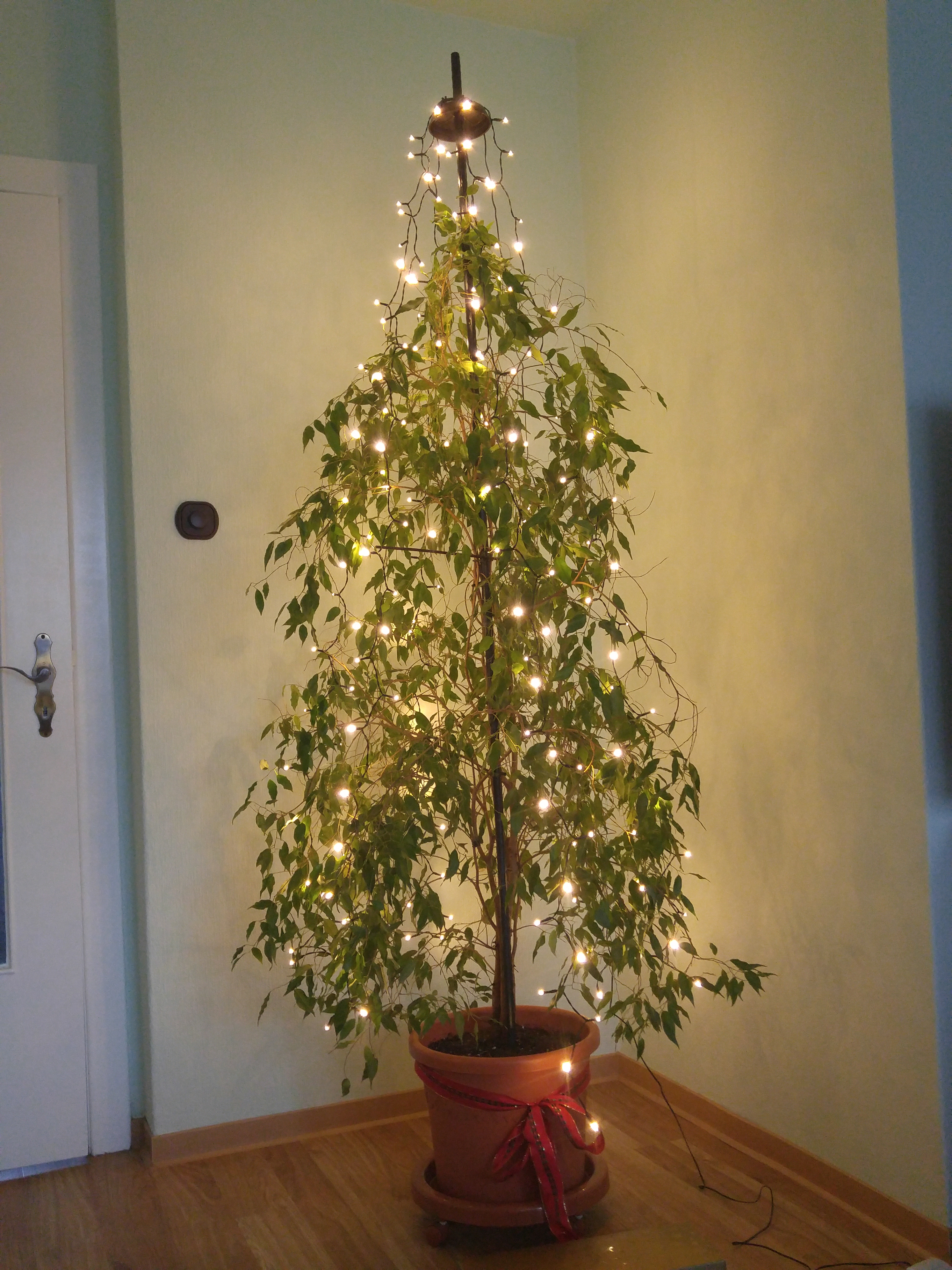 Lunartec Licht-Dekoration Christbaum-Überwurf 180 LEDs warmweiß IP44