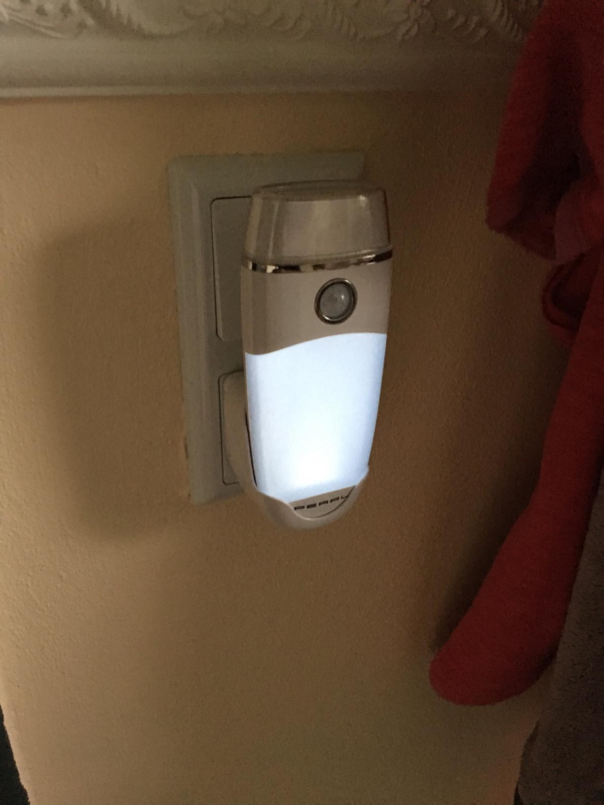 Lunartec 4in1 Steckdosenlampe Nachtlicht mit Akku