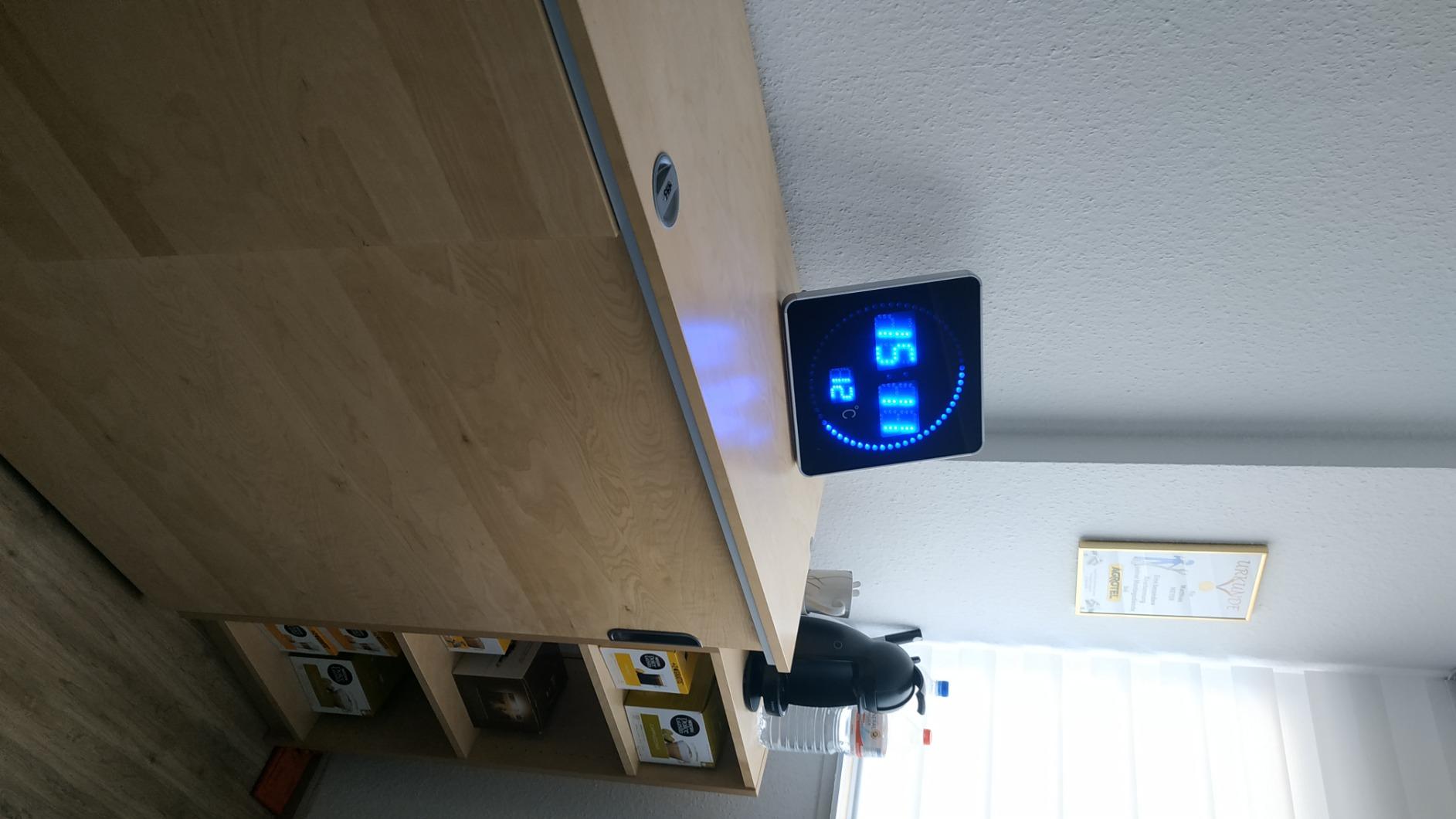 Lunartec LED-Uhren Funk-Tischuhr Wanduhr blau Thermometer 28cm