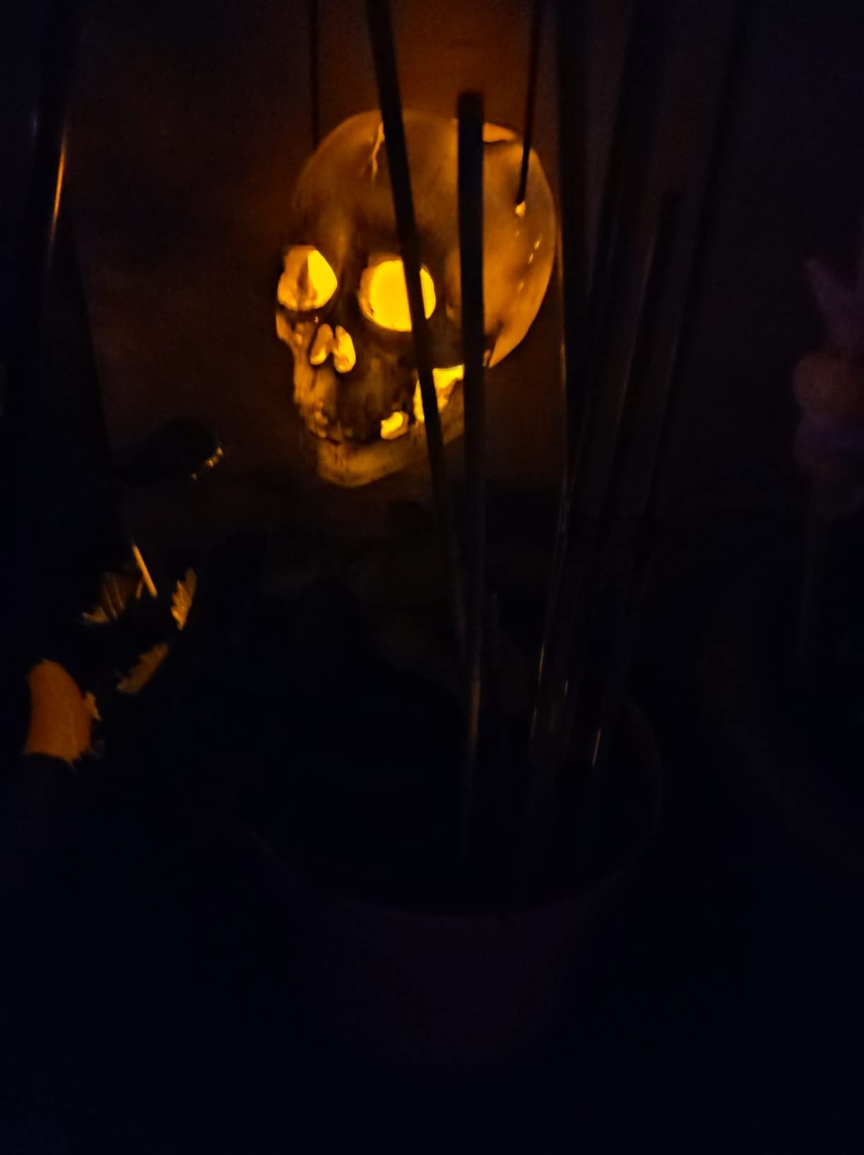 Lunartec Totenkopf Solar-Leuchte Garten gelbe LED IP44