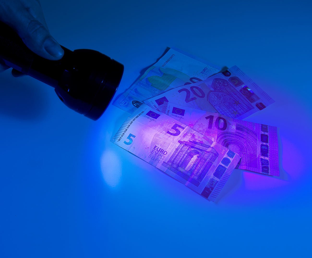Lunartec UV-Taschenlampe 51 LEDs Geldscheinprüfer Batterie