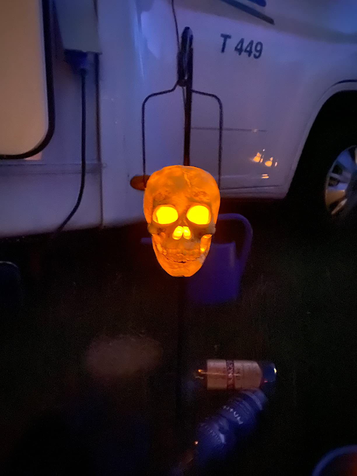 Lunartec Totenkopf Solar-Leuchte Garten gelbe LED IP44