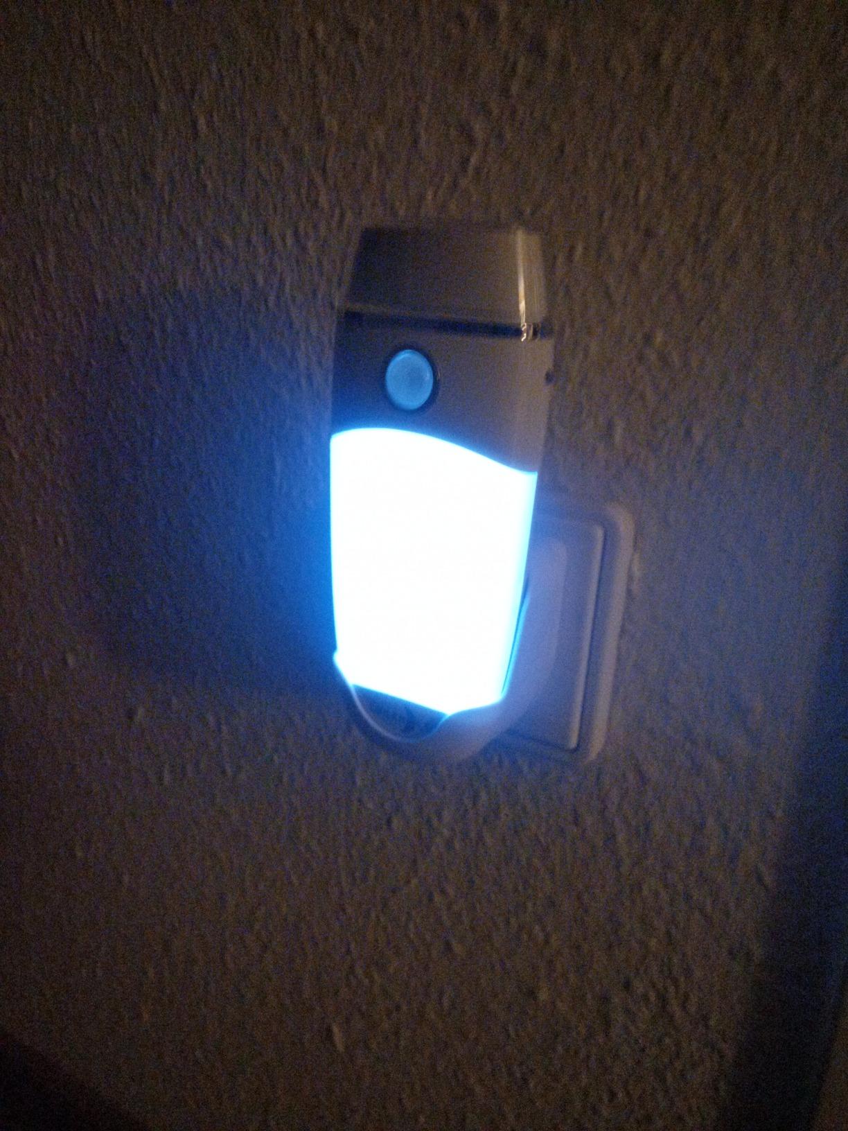 Lunartec 4in1 Steckdosenlampe Nachtlicht mit Akku