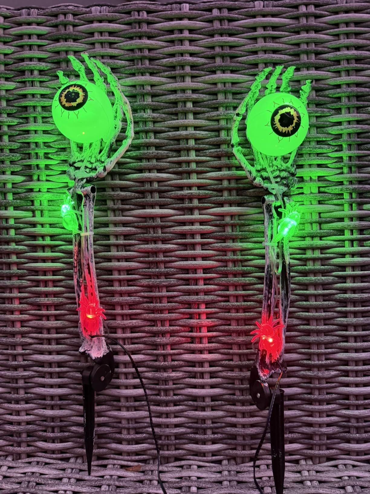 Qedertek Lighting Halloween Skelett-Hände Deko blau 2er-Set