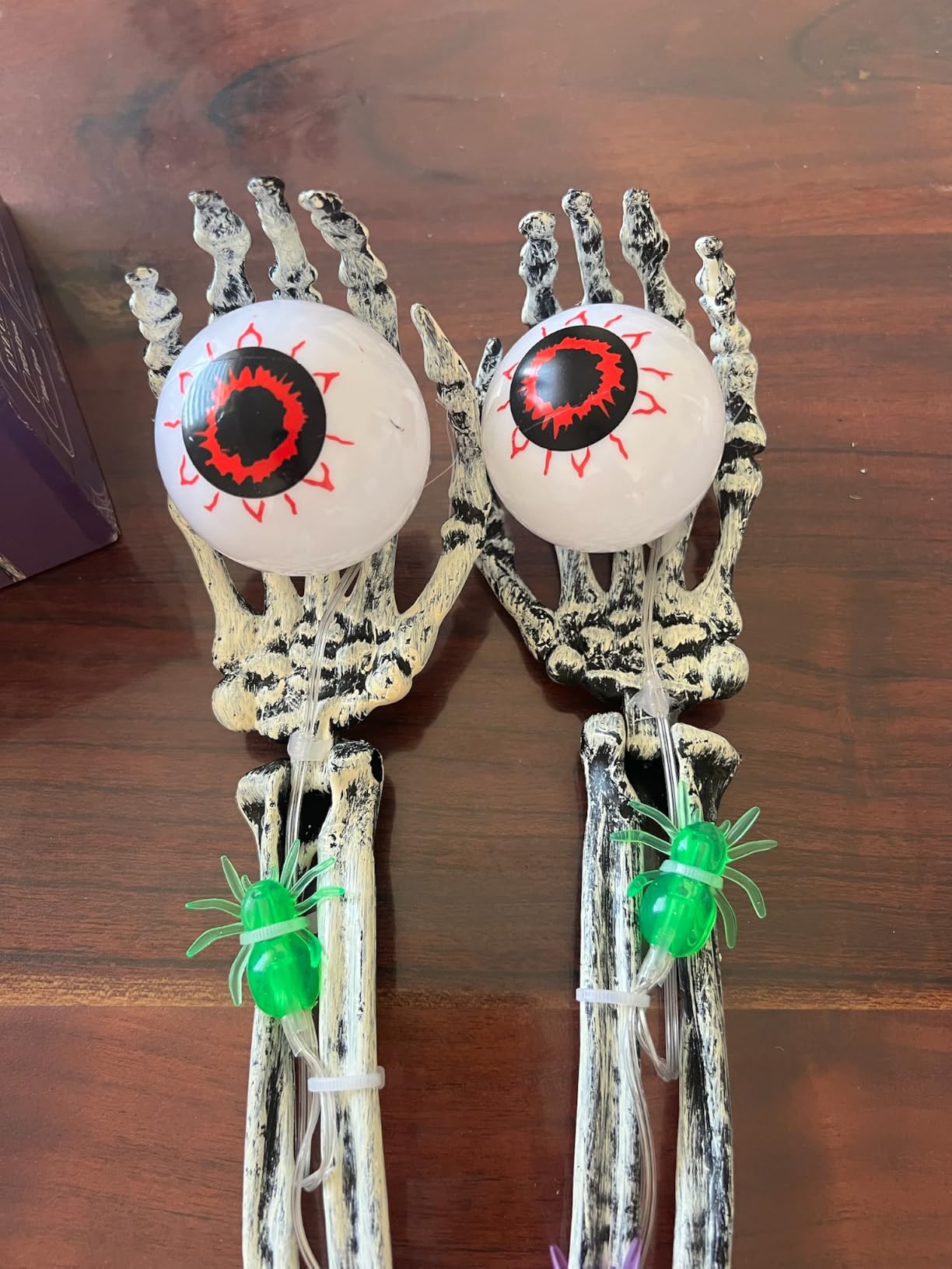 Qedertek Lighting Halloween Skelett-Hände Deko blau 2er-Set